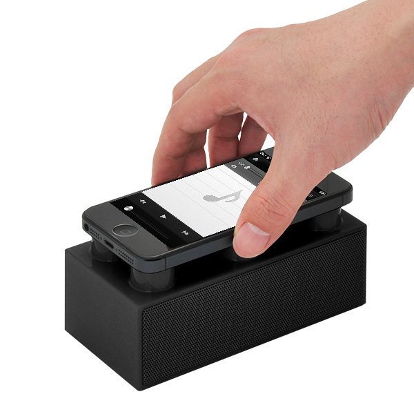 スマホを載せるだけでパワフルサウンド！ブロック型スマホスピーカーに
