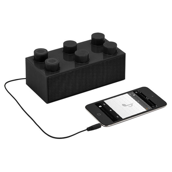 スマホを載せるだけでパワフルサウンド！ブロック型スマホスピーカーに